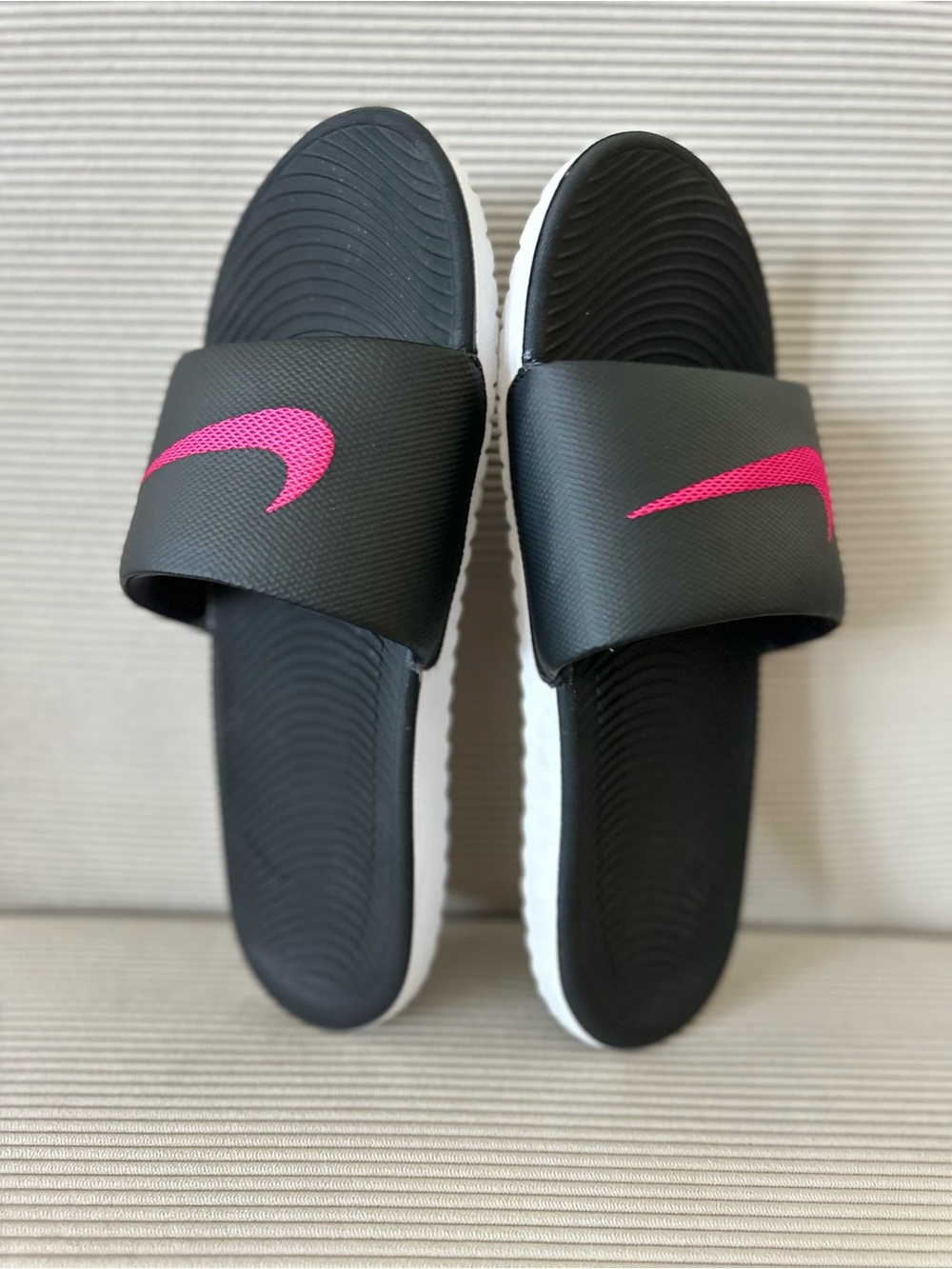 Nike Women’s Kawa Slide in the Black/Vivid Pink size 9 - Picture 6 of 8